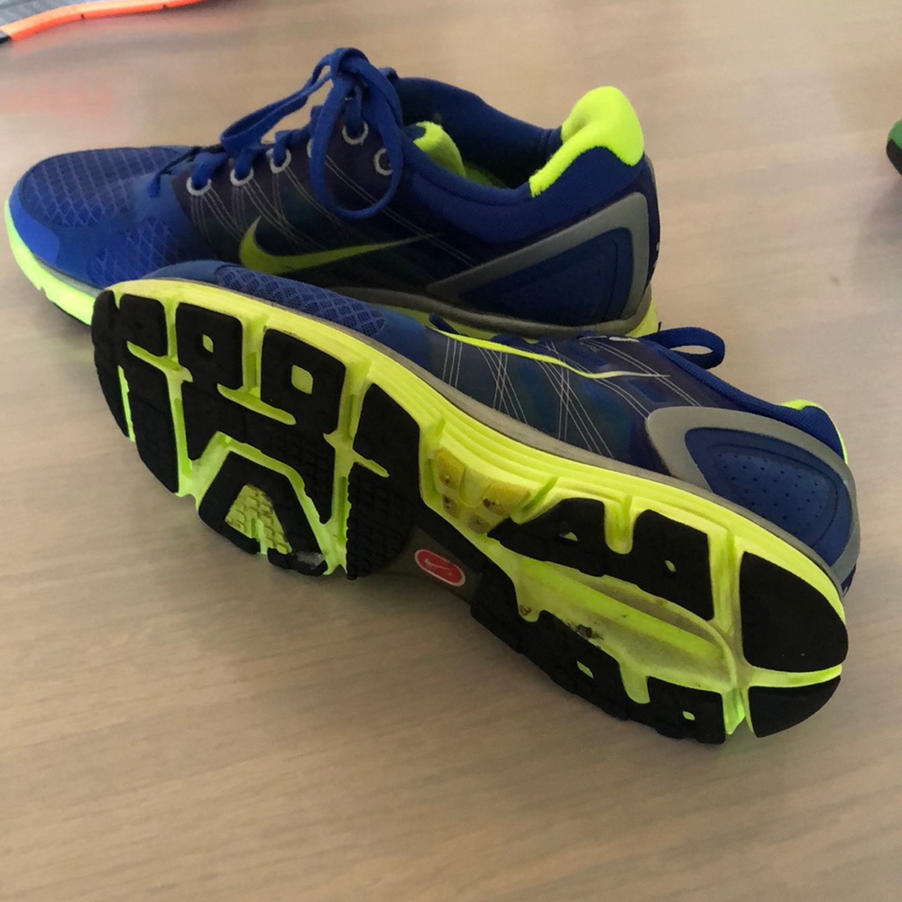 Woman’s running shoes - Picture 3 of 3